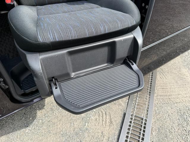 ヴォクシー ＺＳ　２．０ＺＳウェルキャブ　サイドリフトＵＰシート車　片側電動スライドドア　トヨタ純正ナビ　純正ＡＷ　ＥＴＣ車載器　スマートキー　バックカメラ　ＣＤ　ＤＶＤ　ワンセグ　システムコンソール　ウォークスルー（17枚目）