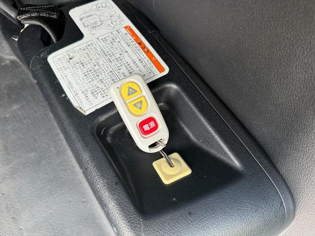 ノア X 2.0Xウェルキャブ スロープII3rdシート付 左側パワースライドドア ウインチリモコン 三菱ナビ バックカメラ クルーズコントロール キーレス 電動格納ミラー オートライト フルセグ エアバッグ(20枚目)