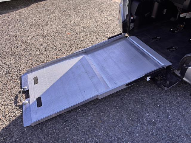 ヴォクシー X 2.0Xウェルキャブ スロープII3rdシート付 左側電動スライドドア 純正ナビ ドライブレコーダー オートクルーズコントロール ETC車載器 バックカメラ USB Bluetooth接続(19枚目)