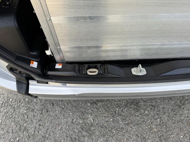 まずはレバーを引き、スロープを倒します☆