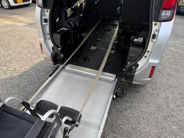 ベルトフリーモードにして、車椅子の前輪にかけます☆その後、車内にご移動ください。