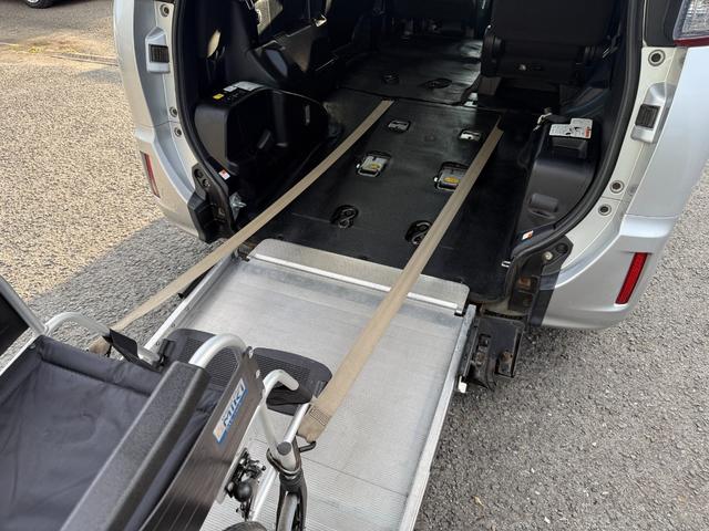 次に3列目にご乗車される際のご案内です☆2列目同様、ベルトフリーにして、車椅子にかけます☆