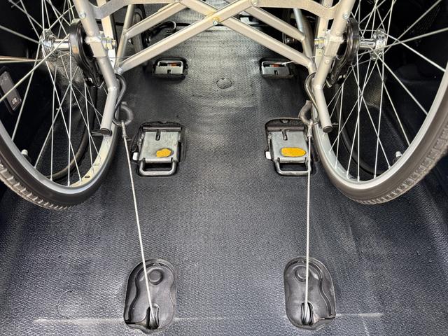 車内に乗車後、後輪用にベルトを固定します☆