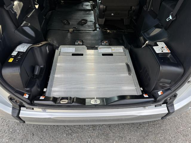 スロープは車内に倒すことも可能☆左右の白いレバーを操作してください★