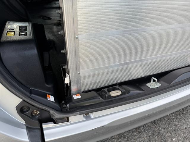 スロープは車内に倒すことも可能☆左右の白いレバーを操作してください★