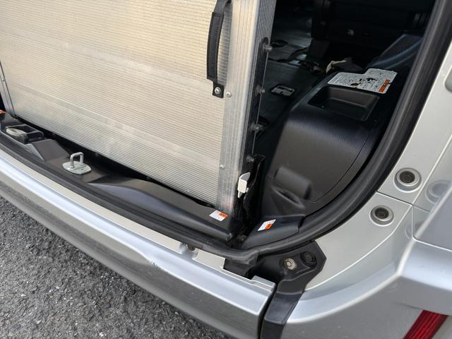 スロープは車内に倒すことも可能☆左右の白いレバーを操作してください★