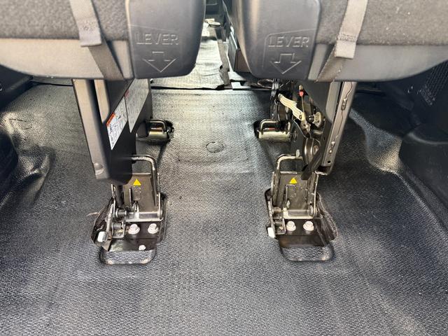 ※3列目シートが設置してある場合は床面に器具からシートを外し、跳ね上げた後に車椅子の方にご乗車いただいて下さい