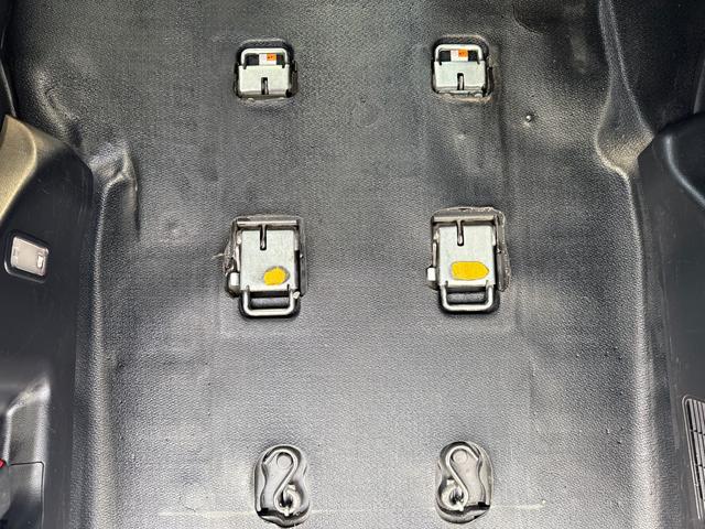 ※3列目シートが設置してある場合は床面に器具からシートを外し、跳ね上げた後に車椅子の方にご乗車いただいて下さい