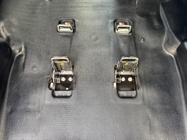 ※3列目シートが設置してある場合は床面に器具からシートを外し、跳ね上げた後に車椅子の方にご乗車いただいて下さい