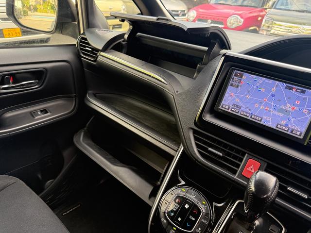 助手席前には多くの収納が完備されています☆