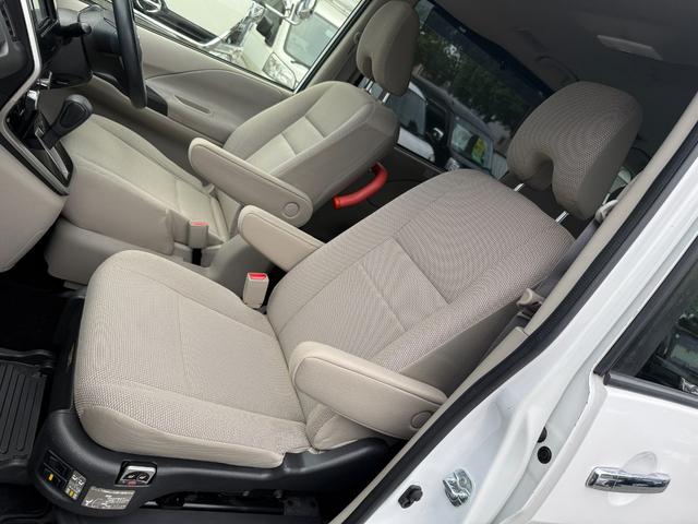 セレナ Ｂ　２．０Ｂ送迎タイプ　オートステップ仕様　助手席リフトアップシート付　補助席　ディスプレイオーディオ　バックカメラ　エマージェンシーブレーキ　オートライト　電動格納ミラー　ＣＤ　ＤＶＤ　両側スライドドア（13枚目）