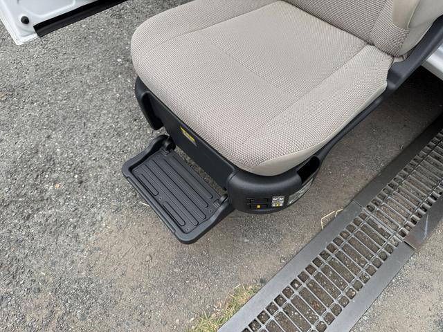 セレナ Ｂ　２．０Ｂ送迎タイプ　オートステップ仕様　助手席リフトアップシート付　補助席　ディスプレイオーディオ　バックカメラ　エマージェンシーブレーキ　オートライト　電動格納ミラー　ＣＤ　ＤＶＤ　両側スライドドア（18枚目）