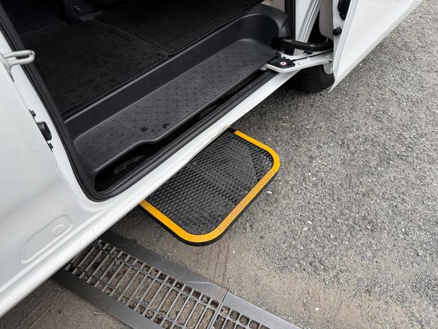 セレナ Ｂ　２．０Ｂ送迎タイプ　オートステップ仕様　助手席リフトアップシート付　補助席　ディスプレイオーディオ　バックカメラ　エマージェンシーブレーキ　オートライト　電動格納ミラー　ＣＤ　ＤＶＤ　両側スライドドア（19枚目）