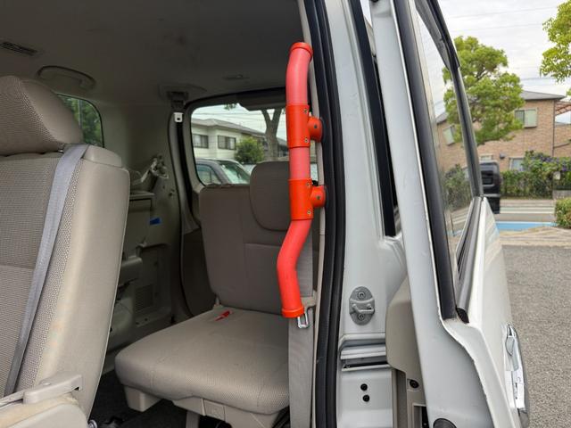 セレナ Ｂ　２．０Ｂ送迎タイプ　オートステップ仕様　助手席リフトアップシート付　補助席　ディスプレイオーディオ　バックカメラ　エマージェンシーブレーキ　オートライト　電動格納ミラー　ＣＤ　ＤＶＤ　両側スライドドア（23枚目）