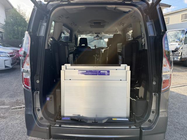 セレナ 　２．０ＨスターＶ　Ｃキャブ　スロープ車いす１名２ｎｄ　プロパイロット　アラウンドビューモニター　両側電動スライドドア　ハンズフリードア　純正ナビ　後席モニター　インテリジェンスミラー　アルミホイール（11枚目）