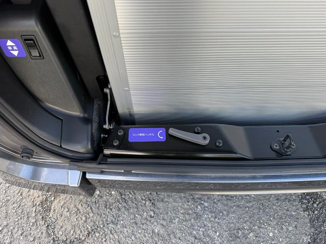 セレナ 　２．０ＨスターＶ　Ｃキャブ　スロープ車いす１名２ｎｄ　プロパイロット　アラウンドビューモニター　両側電動スライドドア　ハンズフリードア　純正ナビ　後席モニター　インテリジェンスミラー　アルミホイール（14枚目）