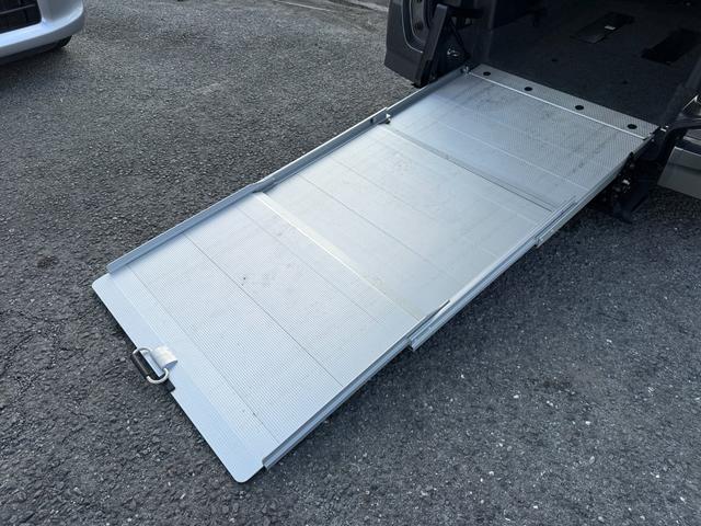 セレナ 　２．０ＨスターＶ　Ｃキャブ　スロープ車いす１名２ｎｄ　プロパイロット　アラウンドビューモニター　両側電動スライドドア　ハンズフリードア　純正ナビ　後席モニター　インテリジェンスミラー　アルミホイール（15枚目）