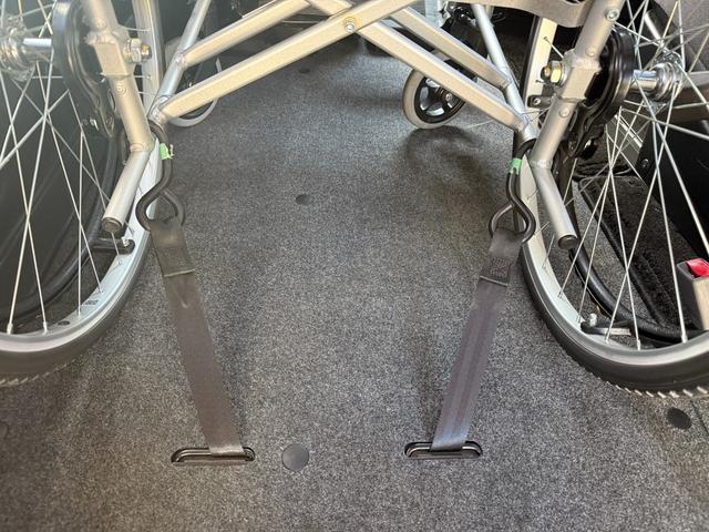 セレナ 　２．０ＨスターＶ　Ｃキャブ　スロープ車いす１名２ｎｄ　プロパイロット　アラウンドビューモニター　両側電動スライドドア　ハンズフリードア　純正ナビ　後席モニター　インテリジェンスミラー　アルミホイール（21枚目）