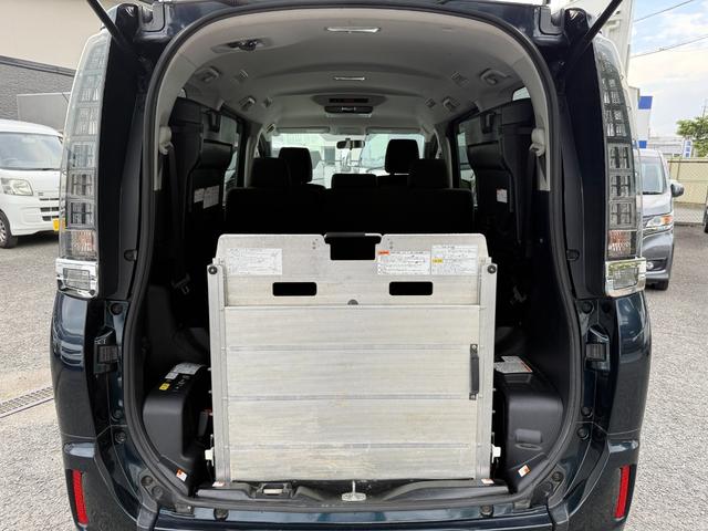 ヴォクシー 　両側電動スライドドア　スマートキー　プッシュスタート　バックカメラ　後席モニター　ＥＴＣ車載器　カロッツェリアナビ　ＣＤ　ＤＶＤ　フルセグ　Ｂｌｕｅｔｏｏｔｈ　スタッドレスタイヤ　アイドリングストップ（3枚目）