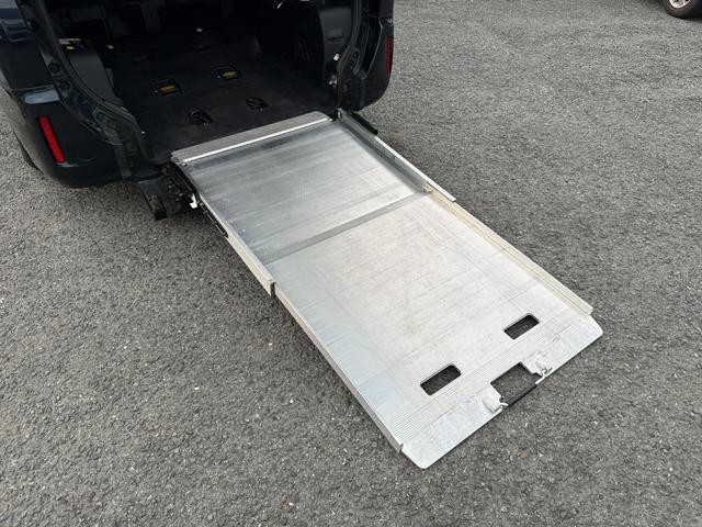 ヴォクシー 　両側電動スライドドア　スマートキー　プッシュスタート　バックカメラ　後席モニター　ＥＴＣ車載器　カロッツェリアナビ　ＣＤ　ＤＶＤ　フルセグ　Ｂｌｕｅｔｏｏｔｈ　スタッドレスタイヤ　アイドリングストップ（5枚目）