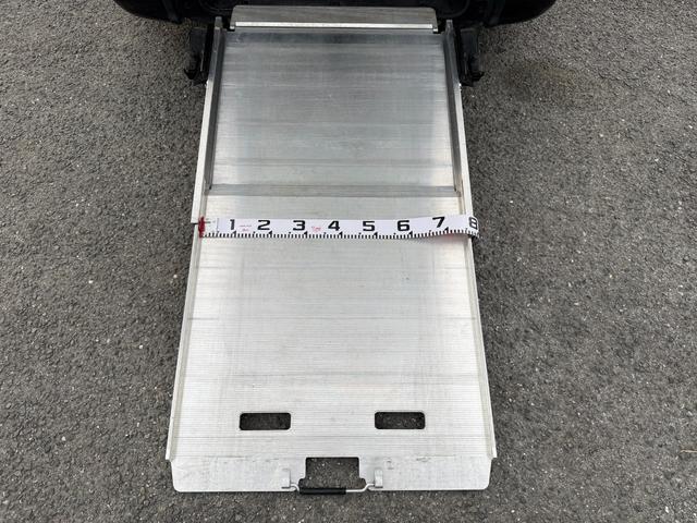 ヴォクシー 　両側電動スライドドア　スマートキー　プッシュスタート　バックカメラ　後席モニター　ＥＴＣ車載器　カロッツェリアナビ　ＣＤ　ＤＶＤ　フルセグ　Ｂｌｕｅｔｏｏｔｈ　スタッドレスタイヤ　アイドリングストップ（6枚目）