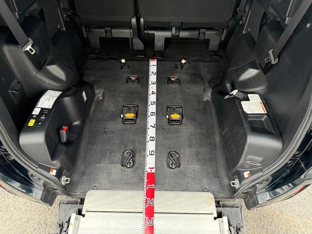 ヴォクシー 　両側電動スライドドア　スマートキー　プッシュスタート　バックカメラ　後席モニター　ＥＴＣ車載器　カロッツェリアナビ　ＣＤ　ＤＶＤ　フルセグ　Ｂｌｕｅｔｏｏｔｈ　スタッドレスタイヤ　アイドリングストップ（7枚目）