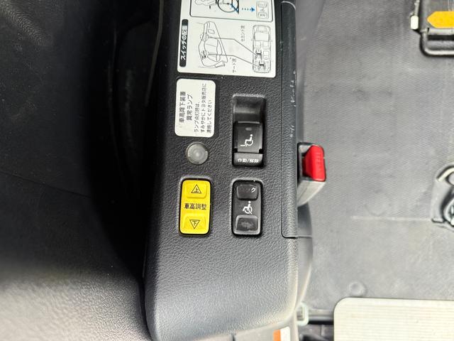 ヴォクシー 　両側電動スライドドア　スマートキー　プッシュスタート　バックカメラ　後席モニター　ＥＴＣ車載器　カロッツェリアナビ　ＣＤ　ＤＶＤ　フルセグ　Ｂｌｕｅｔｏｏｔｈ　スタッドレスタイヤ　アイドリングストップ（8枚目）