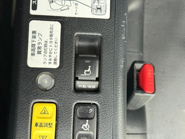 ヴォクシー 　両側電動スライドドア　スマートキー　プッシュスタート　バックカメラ　後席モニター　ＥＴＣ車載器　カロッツェリアナビ　ＣＤ　ＤＶＤ　フルセグ　Ｂｌｕｅｔｏｏｔｈ　スタッドレスタイヤ　アイドリングストップ（9枚目）