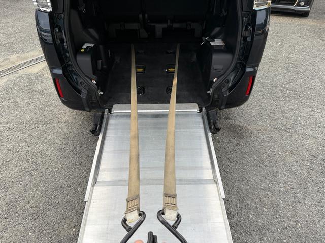 ヴォクシー 　両側電動スライドドア　スマートキー　プッシュスタート　バックカメラ　後席モニター　ＥＴＣ車載器　カロッツェリアナビ　ＣＤ　ＤＶＤ　フルセグ　Ｂｌｕｅｔｏｏｔｈ　スタッドレスタイヤ　アイドリングストップ（10枚目）