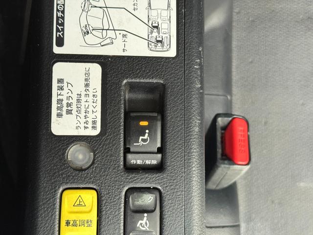 ヴォクシー 　両側電動スライドドア　スマートキー　プッシュスタート　バックカメラ　後席モニター　ＥＴＣ車載器　カロッツェリアナビ　ＣＤ　ＤＶＤ　フルセグ　Ｂｌｕｅｔｏｏｔｈ　スタッドレスタイヤ　アイドリングストップ（12枚目）