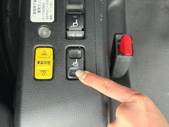 ヴォクシー 　両側電動スライドドア　スマートキー　プッシュスタート　バックカメラ　後席モニター　ＥＴＣ車載器　カロッツェリアナビ　ＣＤ　ＤＶＤ　フルセグ　Ｂｌｕｅｔｏｏｔｈ　スタッドレスタイヤ　アイドリングストップ（14枚目）