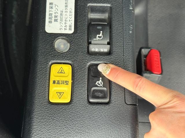 ヴォクシー 　両側電動スライドドア　スマートキー　プッシュスタート　バックカメラ　後席モニター　ＥＴＣ車載器　カロッツェリアナビ　ＣＤ　ＤＶＤ　フルセグ　Ｂｌｕｅｔｏｏｔｈ　スタッドレスタイヤ　アイドリングストップ（16枚目）