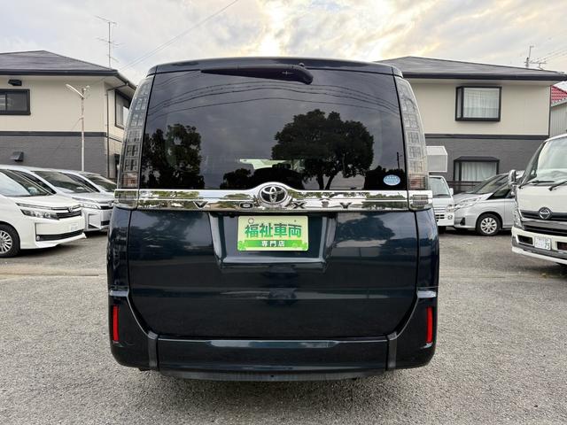 ヴォクシー 　両側電動スライドドア　スマートキー　プッシュスタート　バックカメラ　後席モニター　ＥＴＣ車載器　カロッツェリアナビ　ＣＤ　ＤＶＤ　フルセグ　Ｂｌｕｅｔｏｏｔｈ　スタッドレスタイヤ　アイドリングストップ（22枚目）