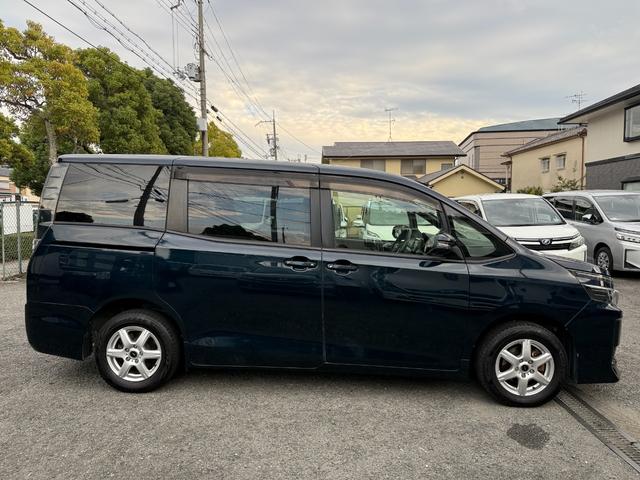 ヴォクシー 　両側電動スライドドア　スマートキー　プッシュスタート　バックカメラ　後席モニター　ＥＴＣ車載器　カロッツェリアナビ　ＣＤ　ＤＶＤ　フルセグ　Ｂｌｕｅｔｏｏｔｈ　スタッドレスタイヤ　アイドリングストップ（24枚目）