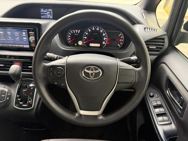 ヴォクシー 　両側電動スライドドア　スマートキー　プッシュスタート　バックカメラ　後席モニター　ＥＴＣ車載器　カロッツェリアナビ　ＣＤ　ＤＶＤ　フルセグ　Ｂｌｕｅｔｏｏｔｈ　スタッドレスタイヤ　アイドリングストップ（28枚目）