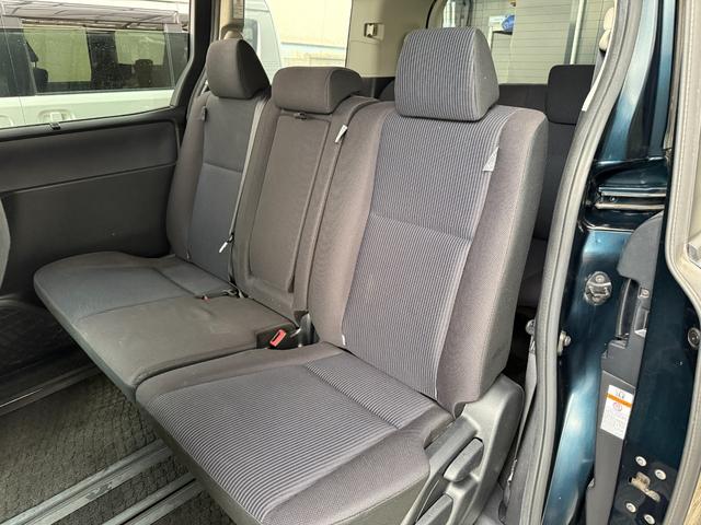 ヴォクシー 　両側電動スライドドア　スマートキー　プッシュスタート　バックカメラ　後席モニター　ＥＴＣ車載器　カロッツェリアナビ　ＣＤ　ＤＶＤ　フルセグ　Ｂｌｕｅｔｏｏｔｈ　スタッドレスタイヤ　アイドリングストップ（52枚目）