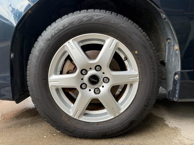 ヴォクシー 　両側電動スライドドア　スマートキー　プッシュスタート　バックカメラ　後席モニター　ＥＴＣ車載器　カロッツェリアナビ　ＣＤ　ＤＶＤ　フルセグ　Ｂｌｕｅｔｏｏｔｈ　スタッドレスタイヤ　アイドリングストップ（63枚目）