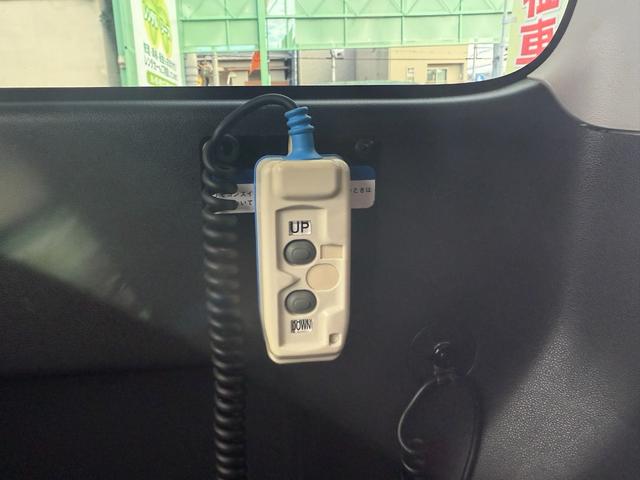 アトレーワゴン 　リヤシートリフト　ＳＡＩＩＩ　ディスプレイオーディオ　障害物センサー　ＣＤ　ＤＶＤ　両側スライドドア　電動格納ミラー　ＬＥＤヘッドライト　アイドリングストップ　オートマチックハイビーム　フロアマット（4枚目）