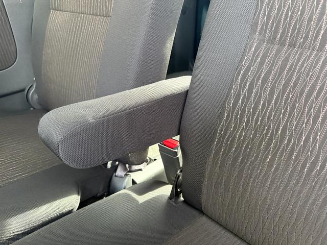 アトレーワゴン 　リヤシートリフト　ＳＡＩＩＩ　ディスプレイオーディオ　障害物センサー　ＣＤ　ＤＶＤ　両側スライドドア　電動格納ミラー　ＬＥＤヘッドライト　アイドリングストップ　オートマチックハイビーム　フロアマット（5枚目）