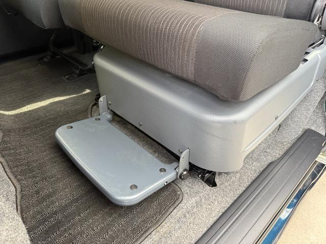 アトレーワゴン 　リヤシートリフト　ＳＡＩＩＩ　ディスプレイオーディオ　障害物センサー　ＣＤ　ＤＶＤ　両側スライドドア　電動格納ミラー　ＬＥＤヘッドライト　アイドリングストップ　オートマチックハイビーム　フロアマット（6枚目）