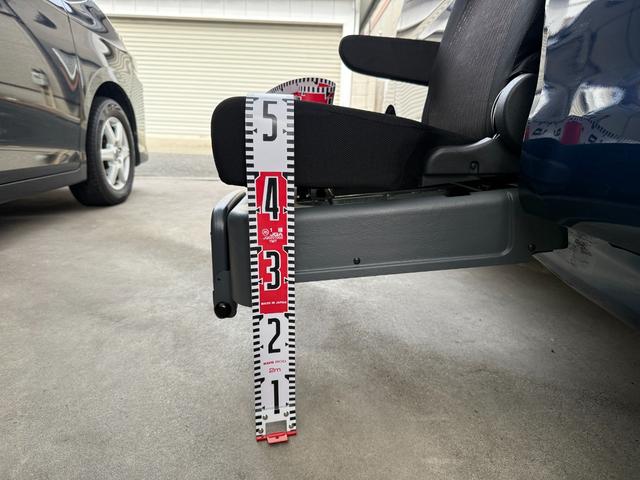 アトレーワゴン 　リヤシートリフト　ＳＡＩＩＩ　ディスプレイオーディオ　障害物センサー　ＣＤ　ＤＶＤ　両側スライドドア　電動格納ミラー　ＬＥＤヘッドライト　アイドリングストップ　オートマチックハイビーム　フロアマット（10枚目）