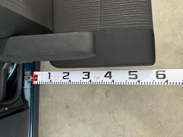 アトレーワゴン 　リヤシートリフト　ＳＡＩＩＩ　ディスプレイオーディオ　障害物センサー　ＣＤ　ＤＶＤ　両側スライドドア　電動格納ミラー　ＬＥＤヘッドライト　アイドリングストップ　オートマチックハイビーム　フロアマット（11枚目）