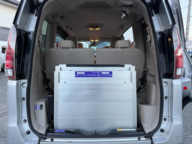 セレナ オートステップ 車椅子スロープ 両側電動スライドドア パナソニックナビ Bluetooth接続 バックカメラ ドライブレコーダー クルーズコントロール スマートキー アイドリングストップ オートライト(3枚目)