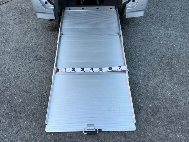 セレナ オートステップ 車椅子スロープ 両側電動スライドドア パナソニックナビ Bluetooth接続 バックカメラ ドライブレコーダー クルーズコントロール スマートキー アイドリングストップ オートライト(9枚目)