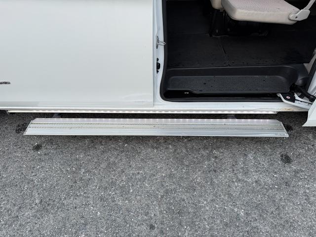 セレナ X 両側スライドドア 補助席 純正ナビ オートクルーズコントロール バックカメラ キーレス スペアキー CD再生 テレビ視聴 オートライト 電動格納ミラー アイドリングストップ機能(3枚目)