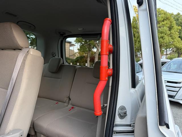 セレナ X 両側スライドドア 補助席 純正ナビ オートクルーズコントロール バックカメラ キーレス スペアキー CD再生 テレビ視聴 オートライト 電動格納ミラー アイドリングストップ機能(9枚目)