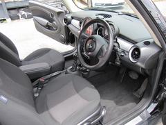 仕入れた車をそのまま販売するわけではありません。車に精通した熟練の整備士が点検・整備し、２４か月の法定点検後に納車しております！ 6