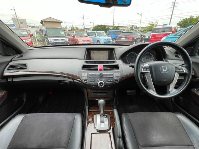 35TL HDDナビ/Bluetooth/バックカメラ/運転席助手席パワーシート/オートライト/HIDヘッドライト/電動リヤブラインド/フォグランプ/スマートキー/ETC/純正17インチアルミ/VSA(8枚目)