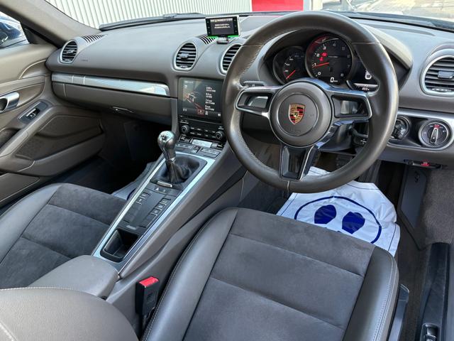 ７１８ケイマン ７１８ケイマン　６速ＭＴ　アゲートグレーインテリア　スポーツエグゾースト　禁煙車　右ハンドル　ハーフレザーシート　ＰＣＭナビ　カープレイ　Ｂモニター　ＥＴＣ　デュアルエキゾーストパイプ　バイキセノンヘッド（3枚目）