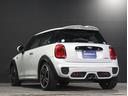 ジョンクーパーワークス　６速ＭＴ　禁煙車　ホワイトルーフ　Ｂモニター　ＭＩＮＩドライビングモード　レッドキャリパー　ＨＵＤ　ＬＥＤヘッドライト　スマートキー　クルーズコントロール　純正１８ＡＷ　純正ナビ　ＰＤＣ　ＥＴＣ（23枚目）